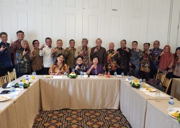 Poto bersama usaii pertemuan dengan perwakilan lembaga profesi dan asosiasi terkait Governance, Risk, and Compliance (GRC) di Jakarta, Selasa (15/11).(Dok Istimewa)