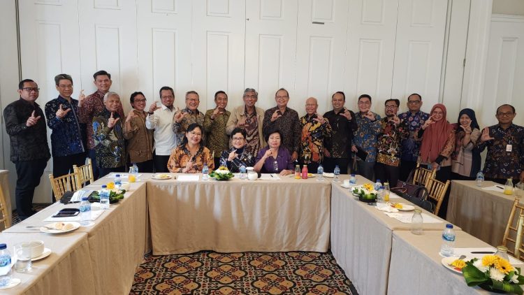 Poto bersama usaii pertemuan dengan perwakilan lembaga profesi dan asosiasi terkait Governance, Risk, and Compliance (GRC) di Jakarta, Selasa (15/11).(Dok Istimewa)