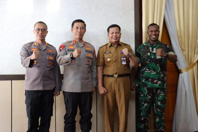 Kapolda Jambi Irjen Pol. Rusdi Hartono saat melakukan kunjungan kerja perdana ke Polres Sarolangun didampingi oleh Kabid Propam Polda Jambi Kombes Pol A.D.G Sinaga (Dok Humas Polda Jambi)