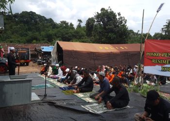 Tim gabungan Polri dan warga beribadah bersama di lokasi gempa Cianjur (Dok Div Humas Polri)