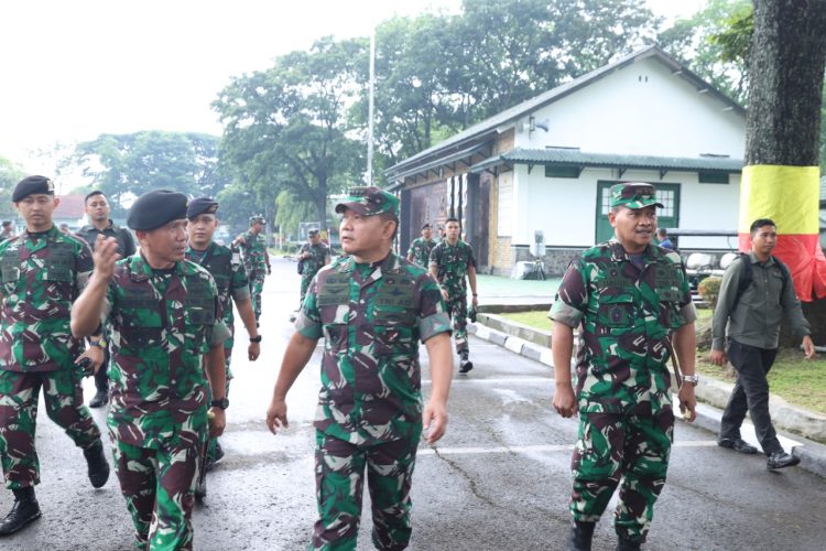 Kasad Jenderal TNI Dr. Dudung Abdurachman saat mrninjau Sekolah Calon Perwira TNI AD Pussenkav (Dok Dispenad)