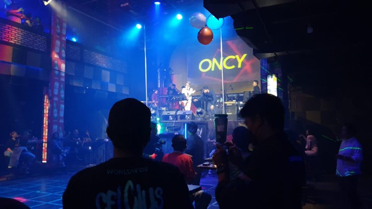 Perform Oncy Ungu di Grand Clubers Family, Kota Jambi. (Foto: Hajrin)