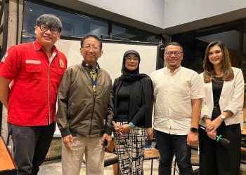 Perwakilan perusahaan layanan kesehatan Bumame dan perwakilan Sekertariat Yayasan AIDS Indonesia dalam suatu kegiatan. [Dok istimewa]