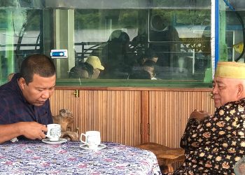 Romi Hariyanto dan H Muchtar terlihat sedang ngopi di satu meja. [Dok istmewa]