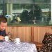 Romi Hariyanto dan H Muchtar terlihat sedang ngopi di satu meja. [Dok istmewa]