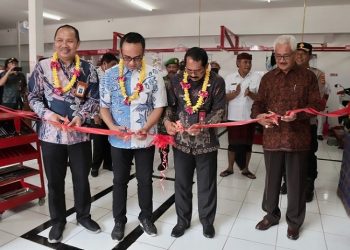 Kiri-Kanan: Bupati Badung diwakili oleh Asisten Pemerintahan dan Kesejahteraan Rakyat Kabupaten Badung, I Nyoman Sujendra, GM Corporate Communication AHM Ahmad Muhibbuddin, Kepala Balai Besar Pengembangan Penjaminan Mutu Pendidikan Vokasi (BBPPMPV) Bidang Otomotif dan Elektronika (BOE) I Gusti Made Ardana, dan Kepala sekolah SMK PGRI 2 Badung, I Gusti Ketut Sukadana pada prosesi peresmian SMK PGRI 2 Kabupaten Badung sebagai Pos AHASS TEFA. [dok AHM]