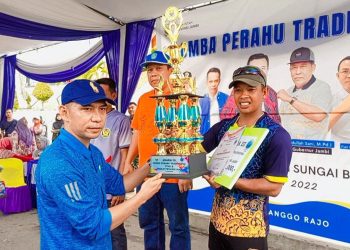 Hasan Mabruri serahkan hadiah Lomba Perahu Tradisional Provinsi Jambi tahun 2022 (Dok Istimewa)