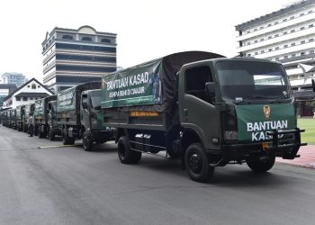 Truk Bansos lanjutan TNI AD ke Cianjur berjejer sebelum keberangkatan ke Cianjur. [Foto Dispenad]