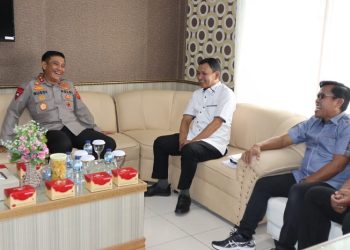 Kapolda Jambi, Ketua dan Komisioner  KPU Provinsi Jambi berbincang dalam kesempatan silaturahmi di Kantor KPU Provinsi Jambi. [Dok istimewa]