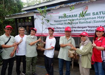 Manajemen Yayasan AHM menyerahan bibit pohon mangrove Rambai kepada perwakilan Sahahat Bekantan Indonesia yang akan ditanam di area Pulau Curiak, Kalimantan Selatan (8/12). Dok. Istimewa