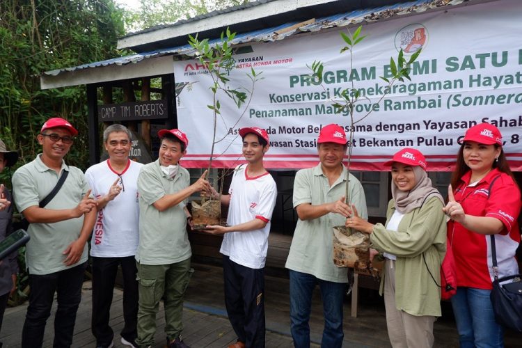 Manajemen Yayasan AHM menyerahan bibit pohon mangrove Rambai kepada perwakilan Sahahat Bekantan Indonesia yang akan ditanam di area Pulau Curiak, Kalimantan Selatan (8/12). Dok. Istimewa