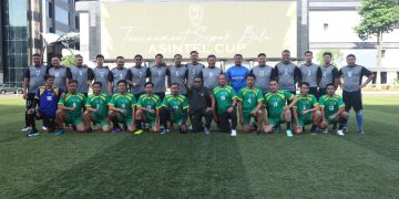 Tim kesebelasan Dispenad dan kesebelasan PIAD foto bersama sebelum memulai pertandingan. (Foto Dispenad)