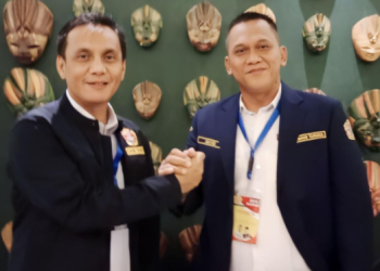 Ketua Karang Taruna Sumut, Dedi Dermawan (kiri) bersama Ketua Karang Taruna Jambi, Navid (kanan) dalam suatu pertamuan. [Dok istimewa]