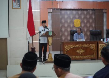 Al Haris pada acara peyerahan Piagam dan Bantuan Pensiunan ASN Guru di Aula Kantor Bupati Merangin, Selasa (19/03/2024) (Foto: Novriansah - Kominfo)