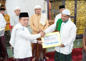 Gubernur Al Haris menyerahkan secara simbolis Bantuan Hibah Pemerintah Provinsi Jambi, Rabu (20/03/2024) (Foto: Erict - Kominfo)