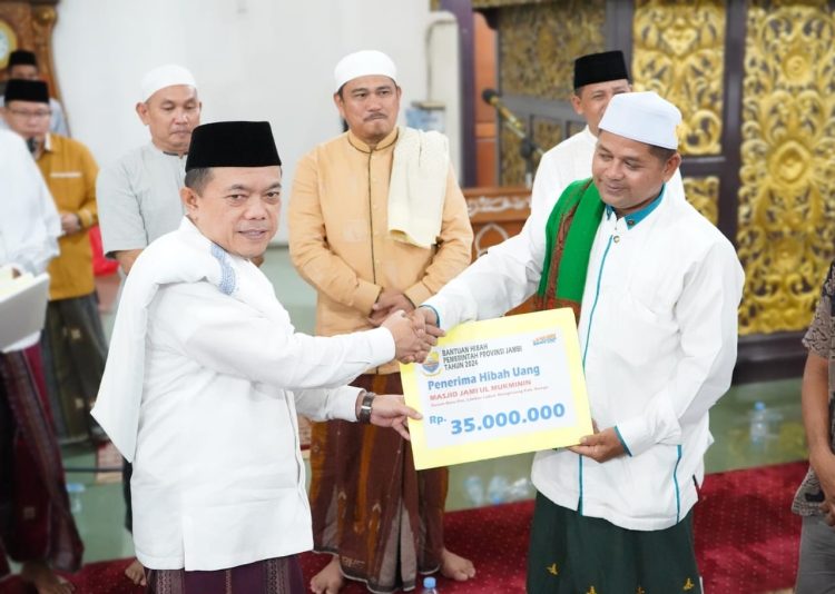 Gubernur Al Haris menyerahkan secara simbolis Bantuan Hibah Pemerintah Provinsi Jambi, Rabu (20/03/2024) (Foto: Erict - Kominfo)