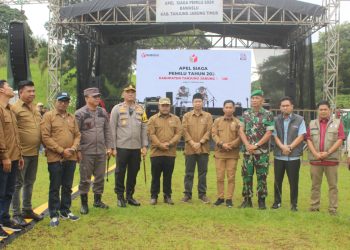 Wabup Tanjabtim Hadiri Apel Siaga Pemilu Tahun 2024, di lapangan hijau kantor Bupati, Minggu (11/02/2024). (Dok. Humas)