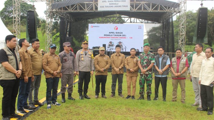 Wabup Tanjabtim Hadiri Apel Siaga Pemilu Tahun 2024, di lapangan hijau kantor Bupati, Minggu (11/02/2024). (Dok. Humas)