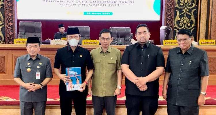 Edi Purwanto Pimpin Rapat Paripurna Penyampaian LKPJ Gubernur Jambi TA 2023 di Ruang Rapat Paripurna DPRD Provinsi Jambi, Kamis (28/3) (Dok. Hadian Humas )