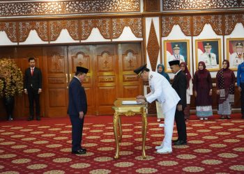 Gubernur Al Haris saat Lantik Pj Bupati Tebo di Ruang Auditorium Rumah Dinas Gubernur Jambi, Senin (01/04/2024). (Foto: Novriansah - Kominfo)