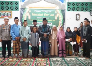 Abdullah Sani saat menghadiri acara Malam Peringatan Nuzulul Qur’an Ramadhan 1445 H di Masjid Baiturrahman,Desa Pandan Sejahtera, Kecamatan Geragai, Rabu (03/04/2024) (Foto: Harun - Kominfo)