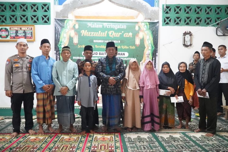 Abdullah Sani saat menghadiri acara Malam Peringatan Nuzulul Qur’an Ramadhan 1445 H di Masjid Baiturrahman,Desa Pandan Sejahtera, Kecamatan Geragai, Rabu (03/04/2024) (Foto: Harun - Kominfo)