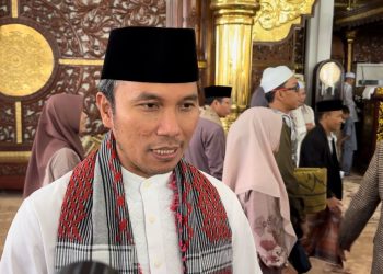 Edi Purwanto saat di wawancarai usai Shalat Idul Fitri di Masjid Agung Al Falah Jambi, Rabu (10/4). (Dok. Hadian - Humas)