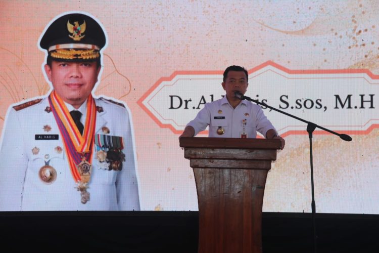 Gubernur Al Haris pada acara Farewell Party Pelepasan Kelas XII SMA Negeri 2 Kota Jambi,di Lapangan Utama SMA Negeri 2 Kota Jambi, Kamis (18/04/2024). (Foto: Agus - Kominfo)