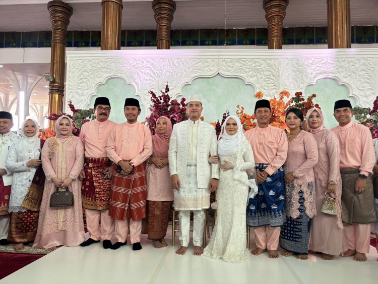 Ketua DPRD Jambi beserta Istri Hadiri Akad Nikah Putri Gubernur Jambi, Esy-Iqbal, di Masjid Agung Al Falah Jambi. Jumat (19/4). (Dok. Hadian)