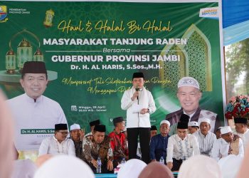 Gubernur Al Haris saat menghadiri Haul dan Halal Bihalal bersama masyarakat Tanjung Raden di Madarasah Sa’adatul Ulya, Kota Jambi, Minggu (28/04/2024). (Poto: Erict - Kominfo)