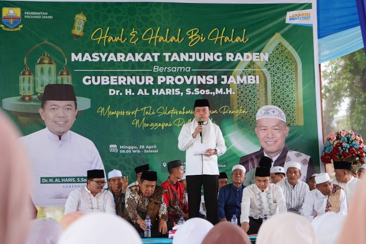 Gubernur Al Haris saat menghadiri Haul dan Halal Bihalal bersama masyarakat Tanjung Raden di Madarasah Sa’adatul Ulya, Kota Jambi, Minggu (28/04/2024). (Poto: Erict - Kominfo)