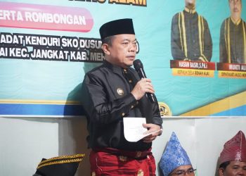 Gubernur Al Haris pada acara Kenduri Sko, di Gedung Adat Depati Karti Mudo Menggalo, Desa Renah Alai, Merangin, Jum’at (03/05/2024) (Foto: Harun - Komifo)