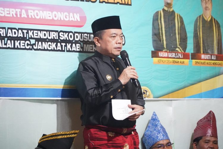 Gubernur Al Haris pada acara Kenduri Sko, di Gedung Adat Depati Karti Mudo Menggalo, Desa Renah Alai, Merangin, Jum’at (03/05/2024) (Foto: Harun - Komifo)