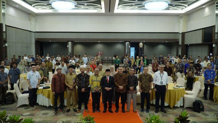 Gubernur Al Haris pada acara Sosialisasi Kebijakan Terbaru Sertifikasi FSC di Swiss-bell Hotel Jambi, Selasa (07/05/2024). (Dok, Erit - Kominfo)