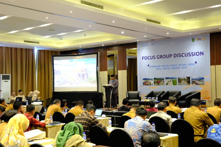 Wagub Sani saat membuka secara FGD Penanganan Banjir Sungai Batang Merao Pasca Banjir Januari 2024, di Hotel Aston, Selasa (07/05/2024). (Foto: Sobirin - Kominfo)