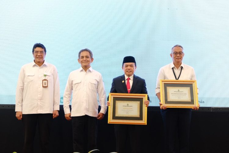 Gubernur Al Haris saat menerima Penghargaan oleh Kepala BRGM Ir. Hartono, M.Sc di BW Luxury Hotel, Selasa (07/05/2024). (Dok. Agus - Kominfo)