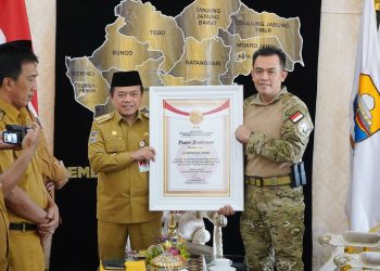 Al Haris Terima Penghargaan dari Densus 88 di Rumah Dinas Gubernur Jambi, Senin (13/05/2024)m (Foto: Erict - Kominfo)