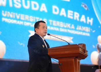 Gubernur Al Haris saat menghadiri Wisuda Daerah UT Jambi Program Diploma, Sarjana dan Pascasarjana di Gedung Abadi Convention Center, Kota Jambi, Rabu, (15/05/2024) (Foto: Novriansah - Kominfo)