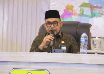 Sekda saat Melaunching dan Penayangan Dokumen GDPK 5 Pilar Tingkat Provinsi Jambi di Ruang JDAC Kantor Gubernur Jambi, Kamis (16/05/2024). (Foto: Agus - Kominfo)