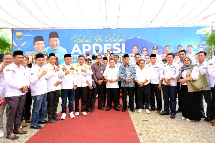 Poto bersama usai acara Halal Bi Halal APDESI se-Provinsi Jambi di EV Garden Jambi, Sabtu (18/05/2024) (Foto: Sopbirin Lekat - Kominfo)