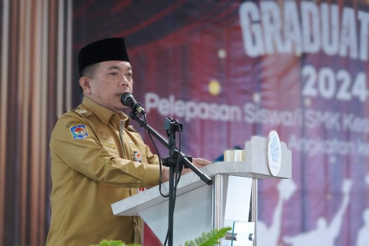 Gubernur saat menghadiri Pelepasan Siswa/Siswi Kelas XII SMK Kesehatan Baiturrahim Angkatan ke-VII Tahun Pelajaran 2023/2024 di Ball Room GTC UIN STS Jambi Senin (20/05/2024) (Foto: Novriansah - Kominfo)
