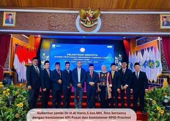 Poto bersama usai menyelenggarakan Rapat Pleno di Kantor Sekretariat KPID Provinsi Jambi, Senin (20/05/2024). (Dok KPID)