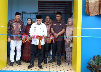 Pemotongan pita pada peresmian Gedung SMK 15 di Merangin Jumat (24/05/2024). (Dok. Riki)