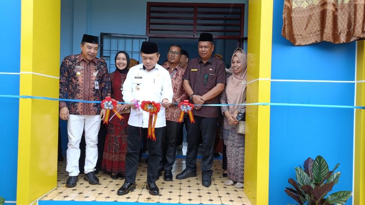 Pemotongan pita pada peresmian Gedung SMK 15 di Merangin Jumat (24/05/2024). (Dok. Riki)