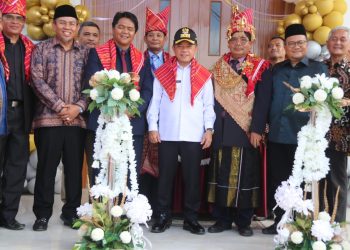 Poto bersama Al haris usai Resmikan Gedung Gereja GBKP di Kota Baru, Minggu (26/05/2024). (Foto: Agus - Kominfo)