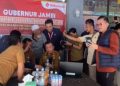 Al Haris saat mencoba menggunakan jaringan internet di Desa Muaro Emat, Senin (3/4). (Dok.riky)