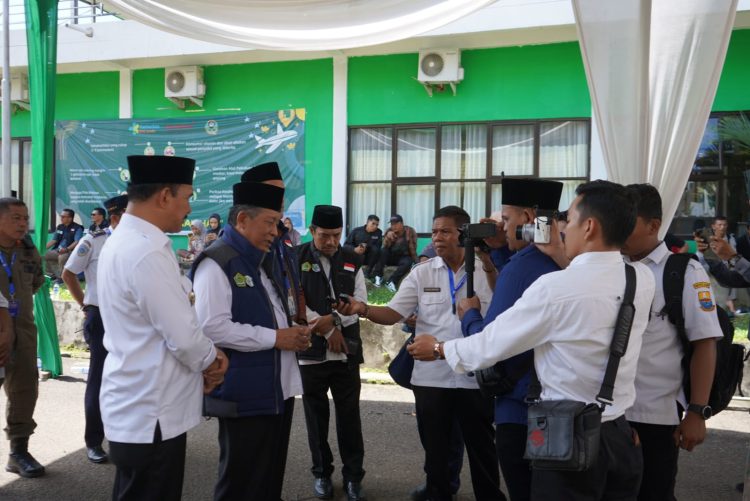 Wagub Sani saat melepas 449 JCH Provinsi Jambi di Asrama Haji Kota Baru Jambi, Rabu (05/06/2024) (dok.agus - Kominfo)