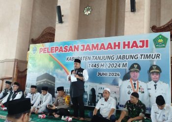 Wabup Robby Lepas 142 CJH Kabupaten Tanjab Timur di Masjid Agung Nur-Addarojat, pada Rabu (05/06/2024) (Dok.Yudha)