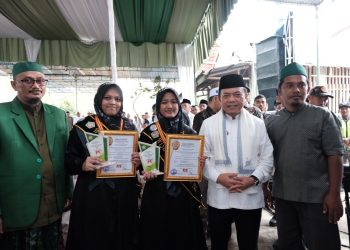 Al Haris Berikan Hadiah Umroh Santri Hafidz 30 Juz Ponpes Nurul Jadid Singkut (Dok. Riky)