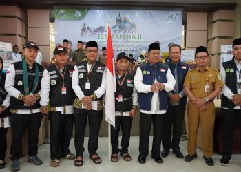 Wagub Sani saat Lepas 450 Jemaah Calon Haji Kloter 22 di Asrama Haji Kota Baru Jambi, Senin (03/06/2024) (Foto: Novriansah - Kominfo)